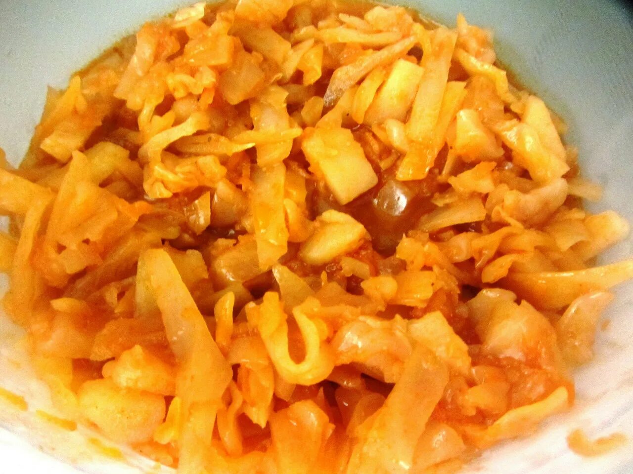 Как тушить капусту с картошкой и мясом. Тушеная капуста с картофелем. тушёная капуста с картошкой. тушеная капуста с мясом. картошка с капустой тушеная на сковороде.