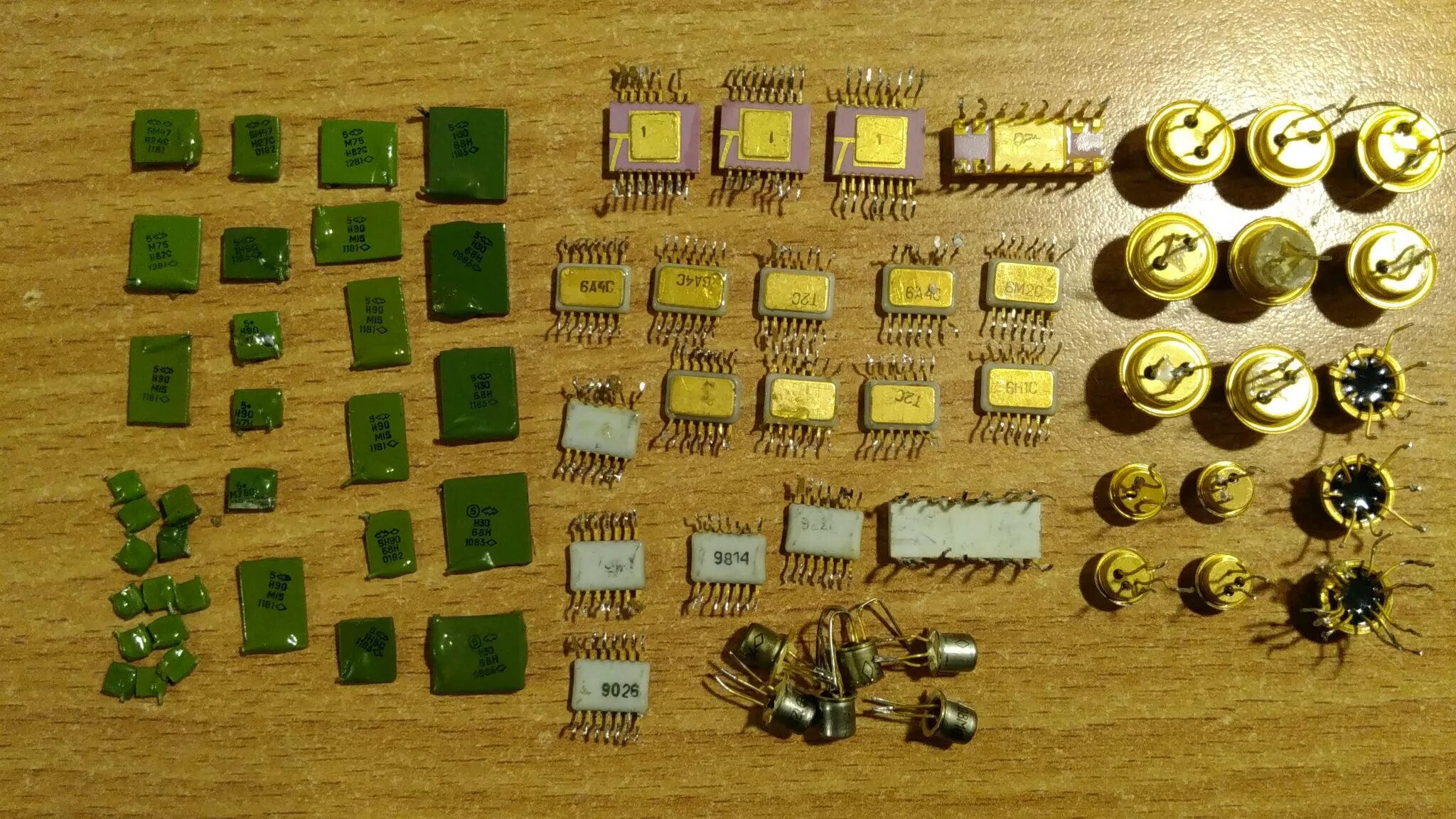 Микросхема к224уп2 драгметаллы. Радиодетали на лом 2т830г. Радиодетали СССР конденсаторы транзисторы микросхемы. Радиодетали СССР конденсаторы.