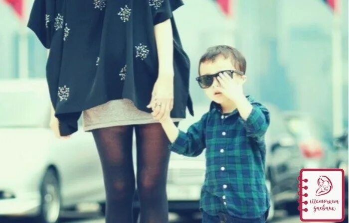 Рядом идущий красавец сын. Женщину украшает. Ничто так не украшает женщину как рядом. Рядом идущий красавец сын. Ничто так не украшает женщину как идущий рядом красавец сын взрослый.