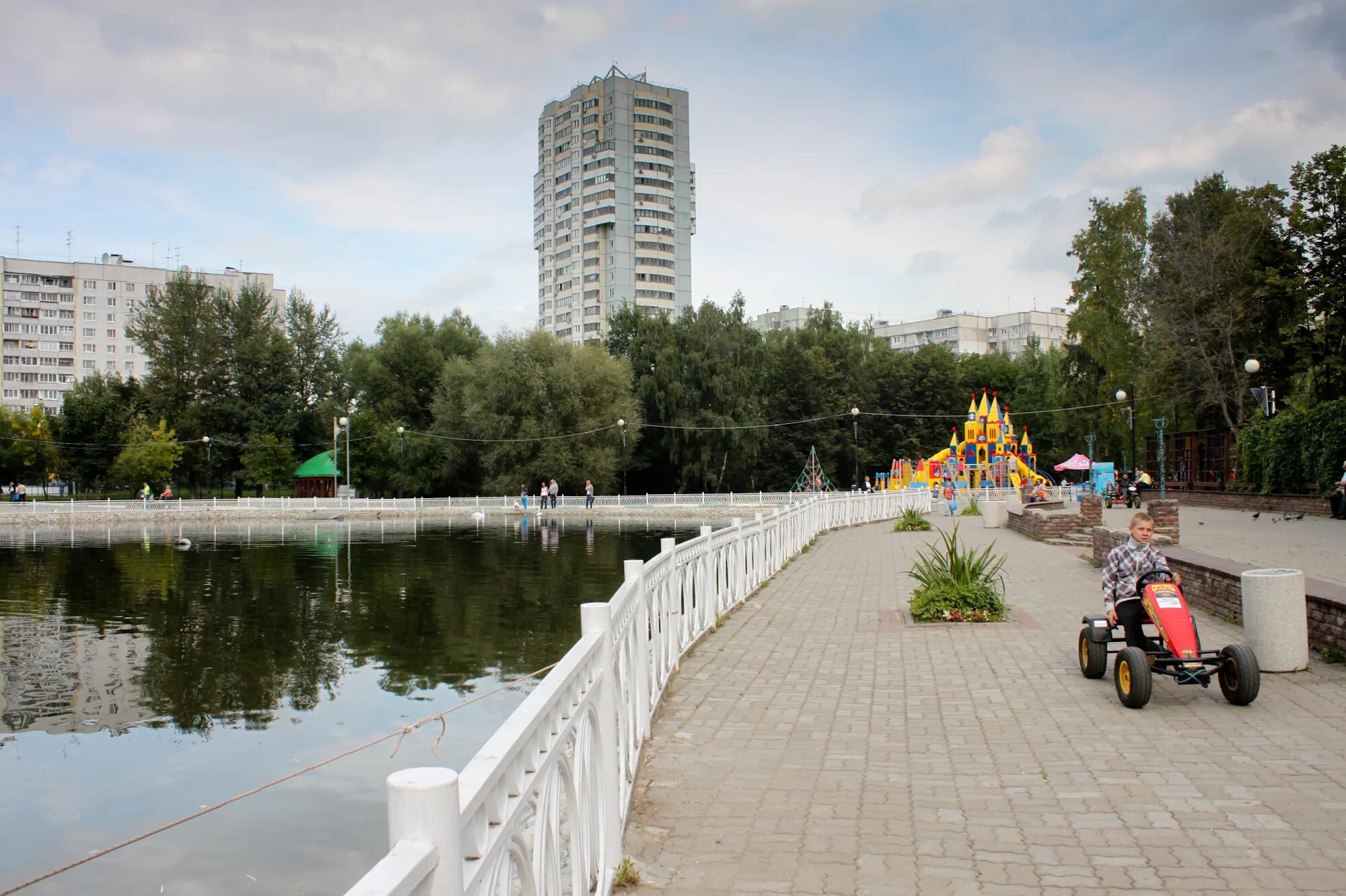 Лианозово часы. Лианозовский парк Москва. Лианозово (парк культуры и отдыха). Парк в Алтуфьево Лианозово. Лианозовский парк пруд.