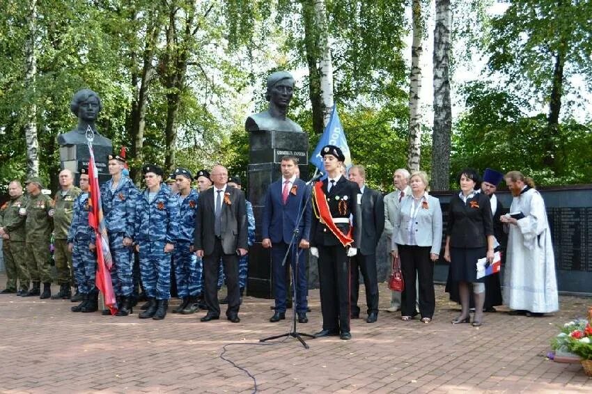 Новости навля сегодня. П Навля Брянской области. Памятники п Навля Брянской области. Сквер комсомольцев подпольщиков в Навле. Пгт Навля Навлинский район.