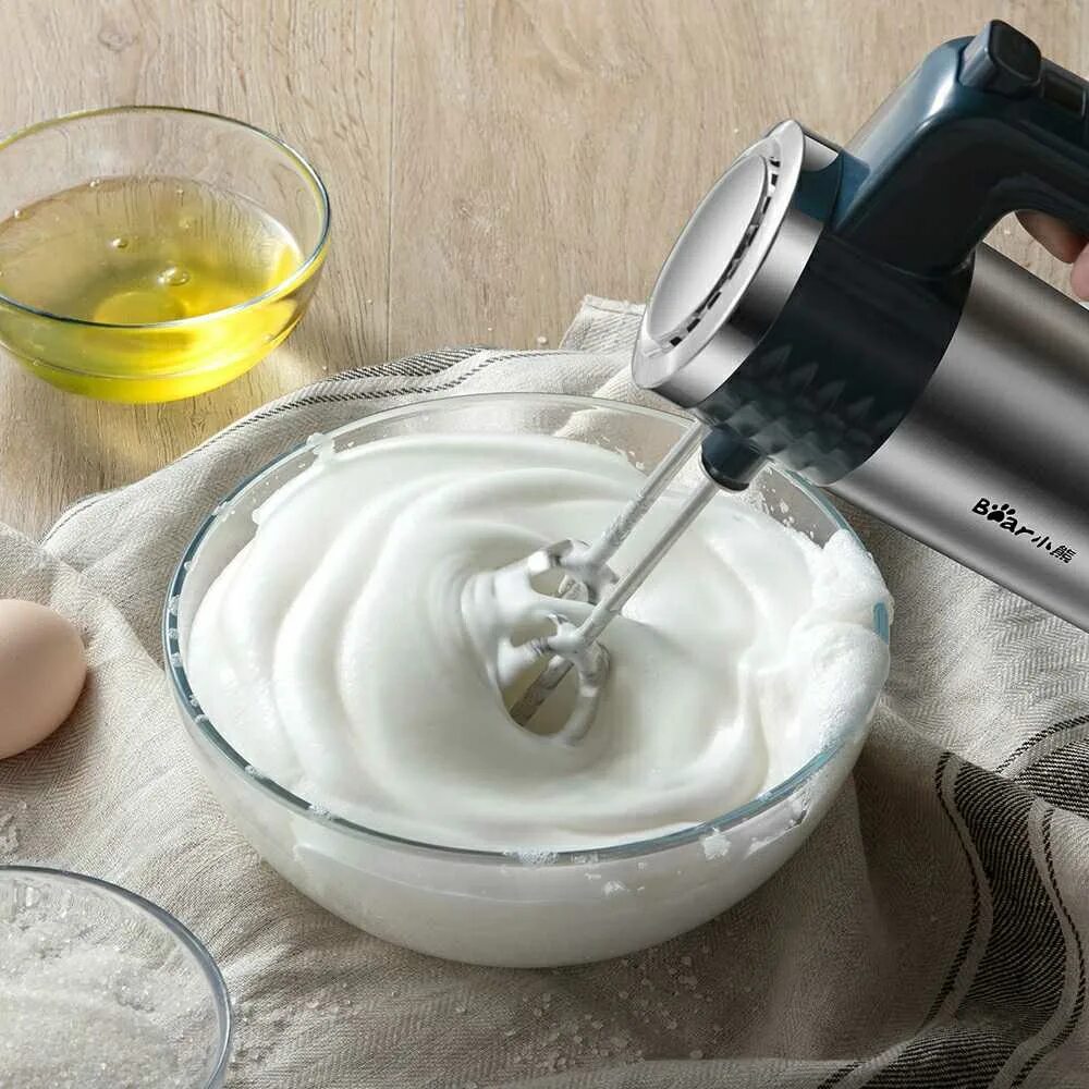 Можно ли взбить погружным блендером. Взбить сливки блендером. Насадка на блендер для взбивания яиц. Сахарная вата в блендере. Взбить крем блендером.