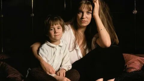 Шарлотта Генсбур в детстве с мамой.