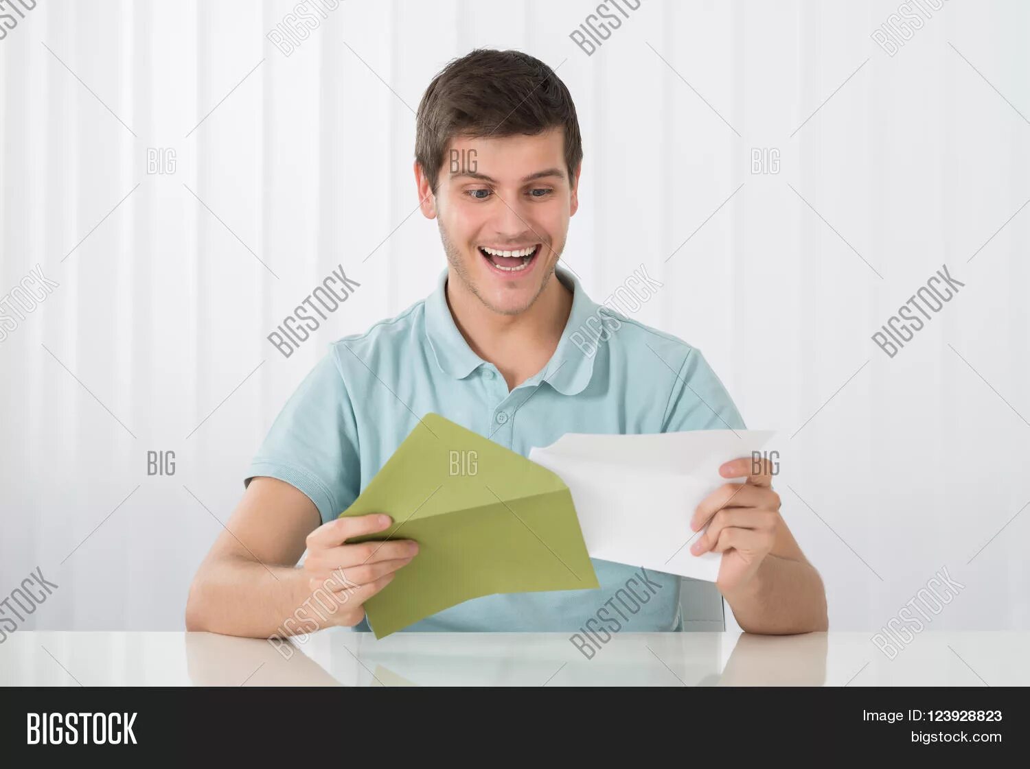 Человек который получает письмо. Человек с письмом в руках. Конверт для мужчины. Человек с конвертом в руках. Парень с конвертом в руках.