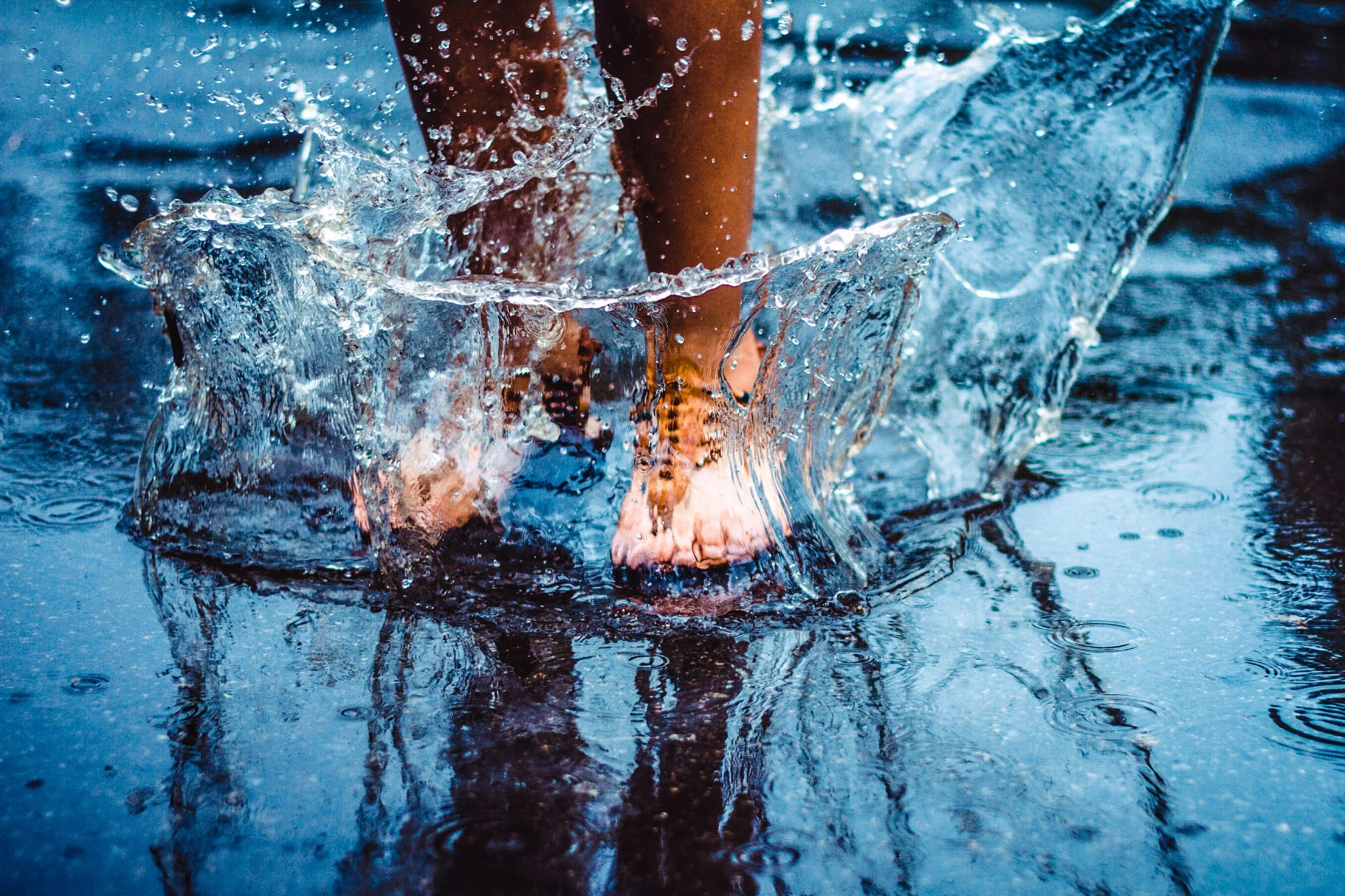 Брызги воды ногой. Ноги в холодной воде. Лужа брызги воды. Ноги в луже. Чтоб стекала вода