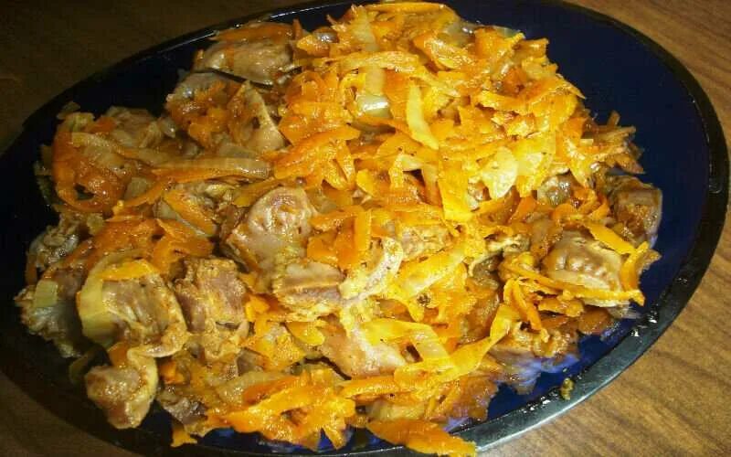 Куриные желудки с луком и морковью. Жареные желудки куриные с луком и морковью. Желудки индейки по-корейски. Пупочки куриные тушеные с луком и морковью