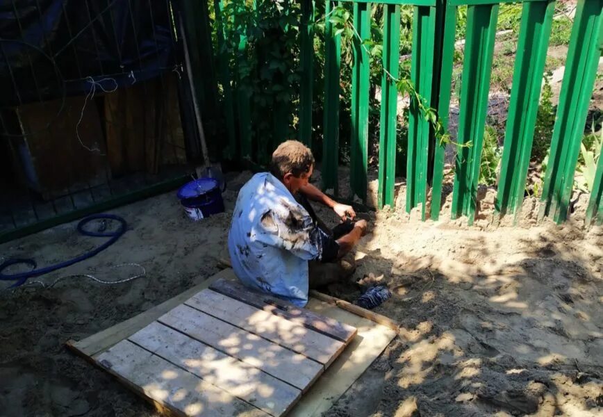 Залезь обратно в ту помойную яму. Мужик упал в выгребную яму. провалился в выгребную яму. свалился в сливную яму.