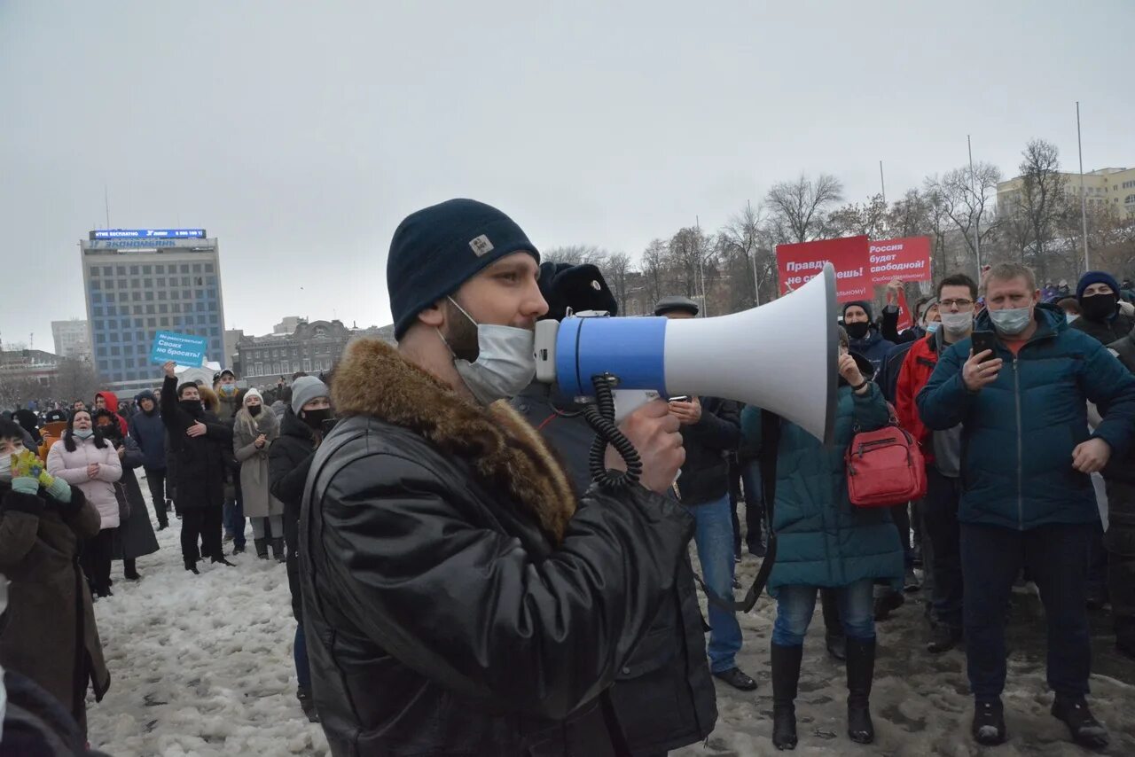 Нов саратова сегодня. Митинг в Саратове. Митинг под окном. Митингующие в Саратовской губернии. Митинг Саратов несанкционированный.