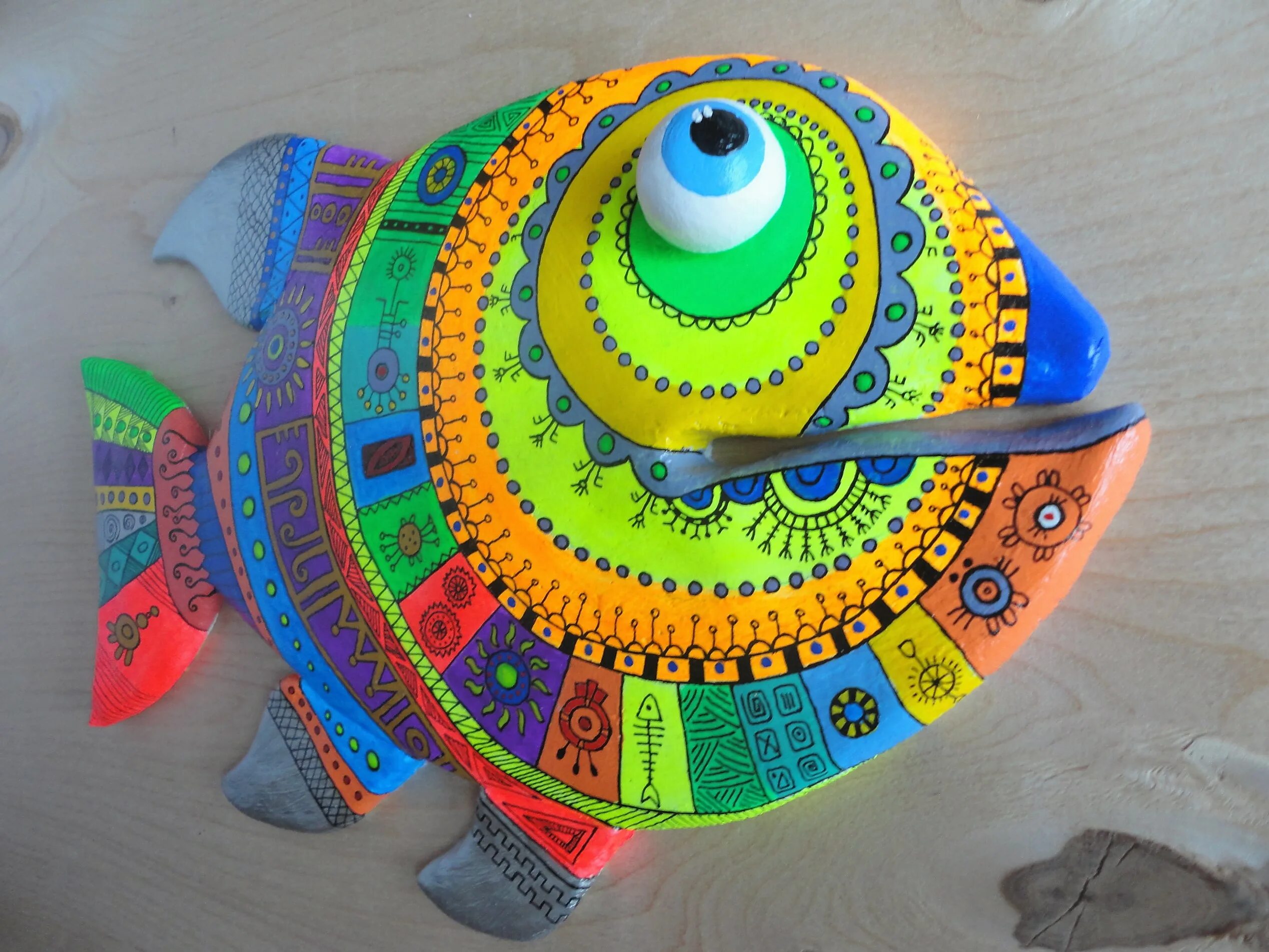 Рыба из папье-маше своими руками. Изделия из папье-маше коллекция оригинальных идей. Панно из глины рыба. Рыбка из папье маше. Рыбка из папье маше.