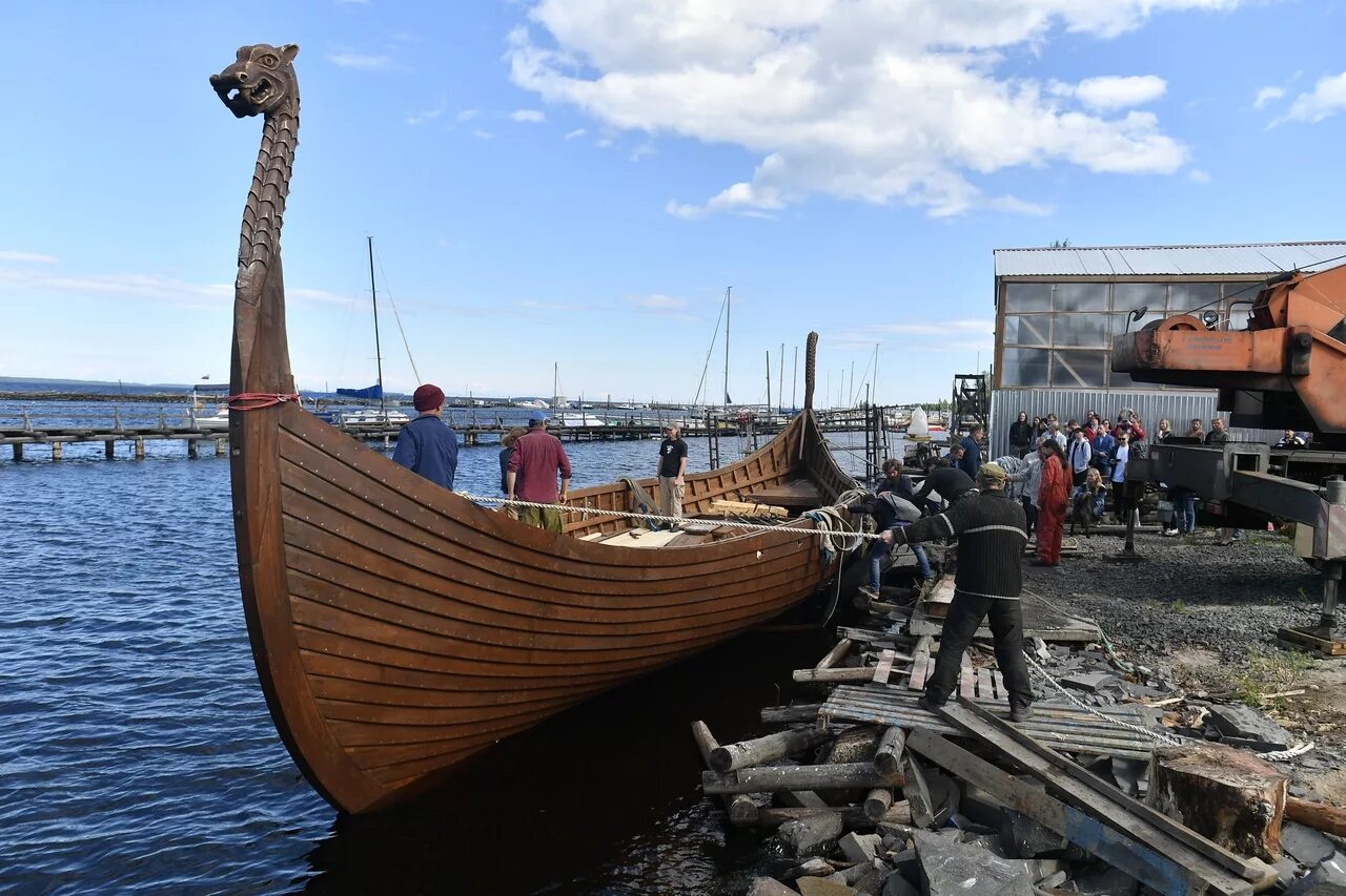 Морской музей петрозаводск. Варяжская Ладья Рюрик Петрозаводск. Варяжская Ладья Драккар. Ладья Рюрик Полярный Одиссей. Ушкуй Ладья дракар.