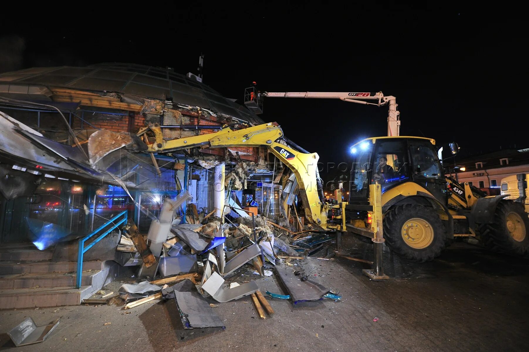 Снос тц мир. Снос самостроя. ночь длинных ковшей. снос самостроя в москве. фото снос самостроя.