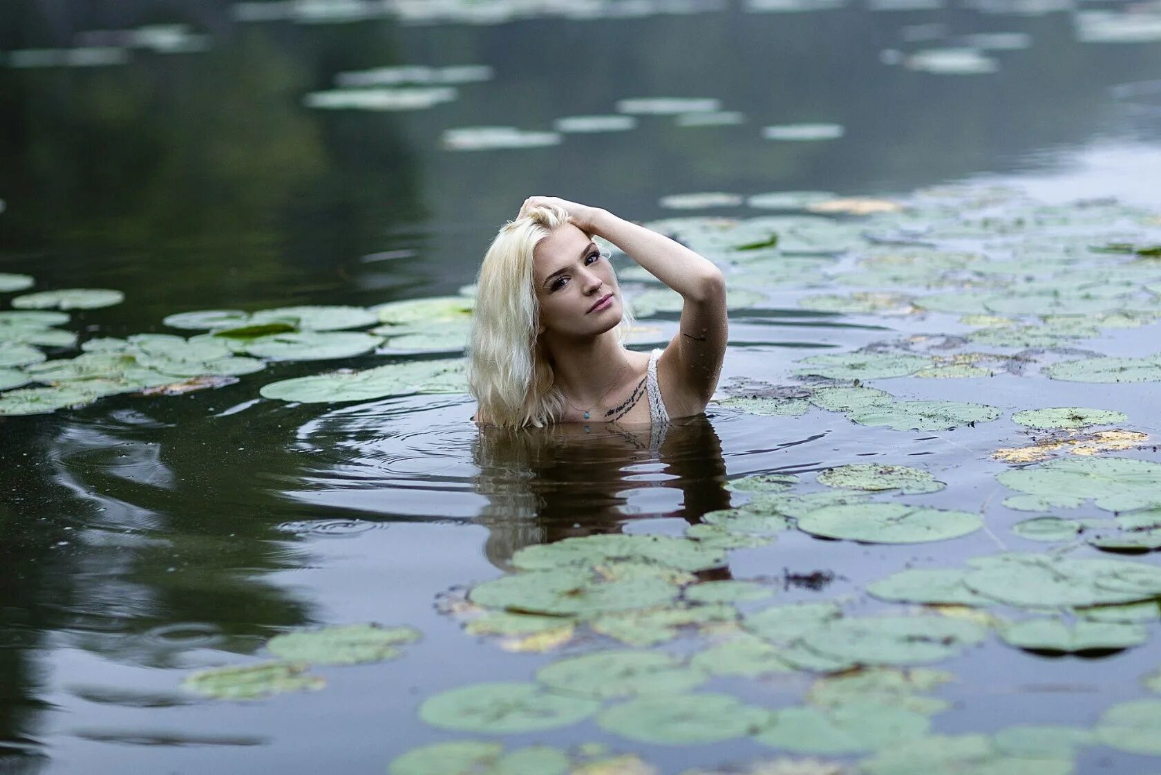 Женщина вода. Фотосессия в воде. Девушка в воде. Девушка у реки. Девушка в воде 18