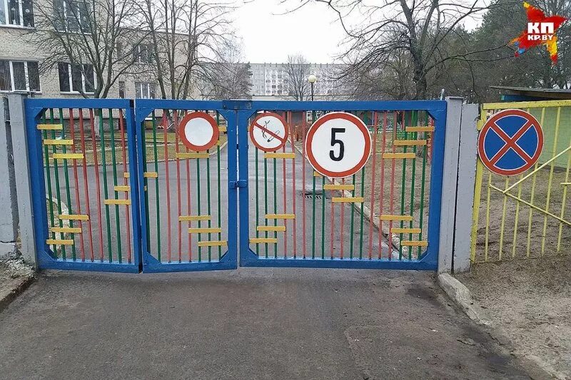 Калитка в детский сад. Калитка в детский сад. Ворота в детский сад. Входные ворота в детский сад. Калитка в детский сад.