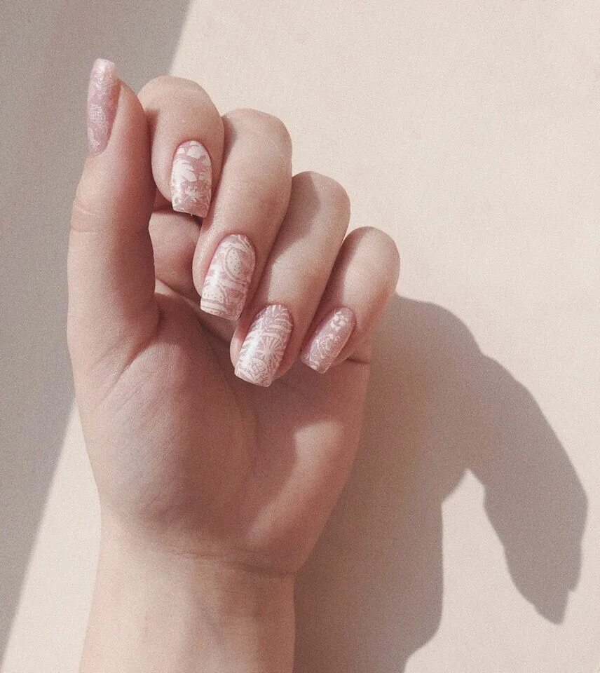 Pink nails for valentines Pinterest // carriefiter // 90s fashion street wear st