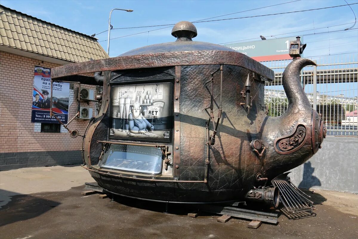 Паровоз чайник юмор. Чайник паровоз. Новогодний чайник. Чайник паровоз. Витрина с паровозом.