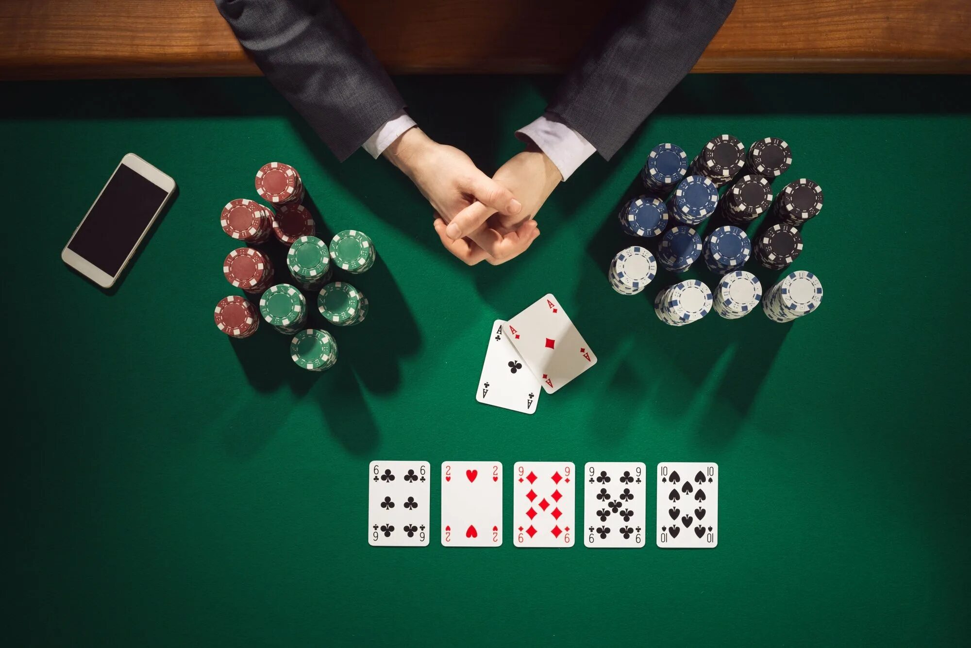 Обучение игры в покер. Покер. Покерный стол в казино вид сверху. Стол для покера вид сверху. Покерные фишки на столе.