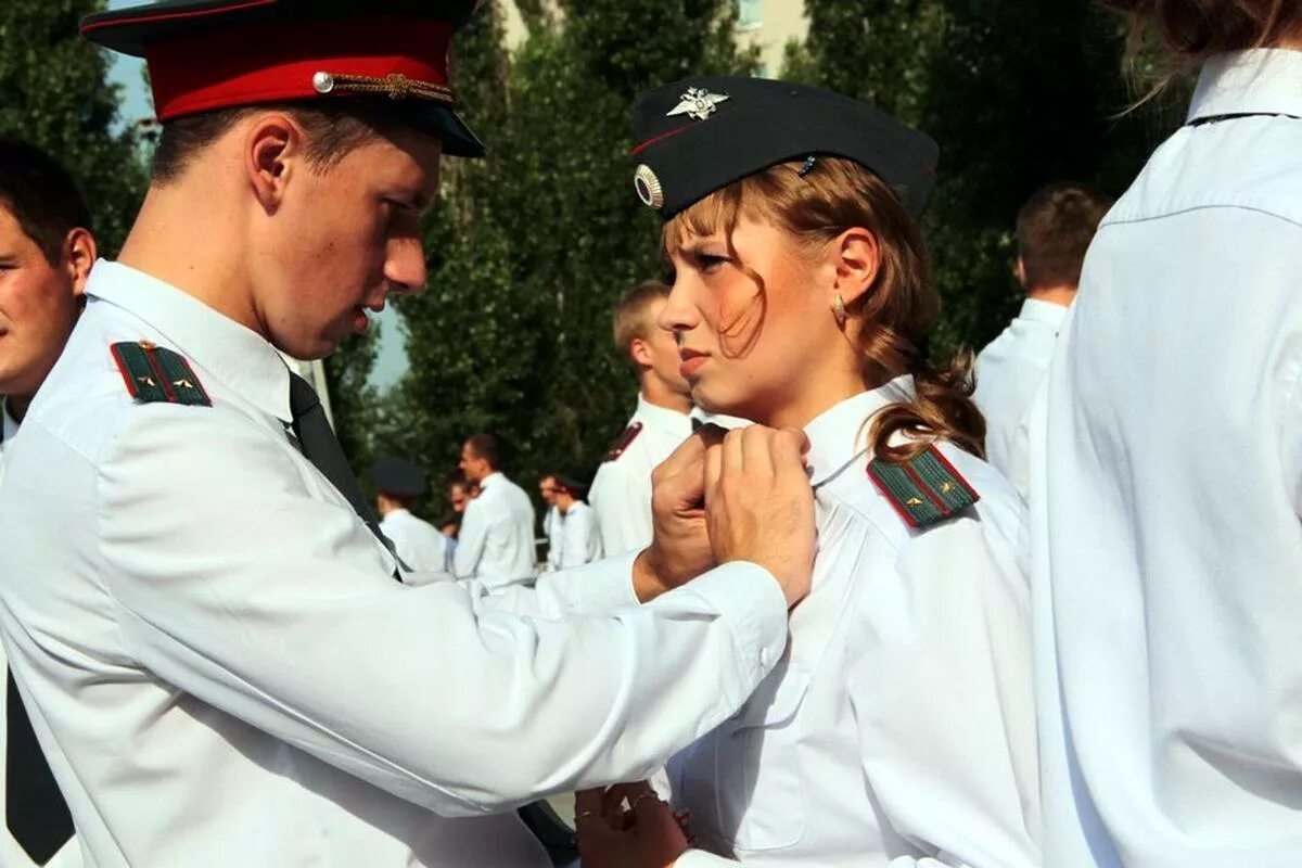 Время служить в полиции. Целующиеся милиционеры. Пара полицейских. Российские полицейские женщины и мужчины.
