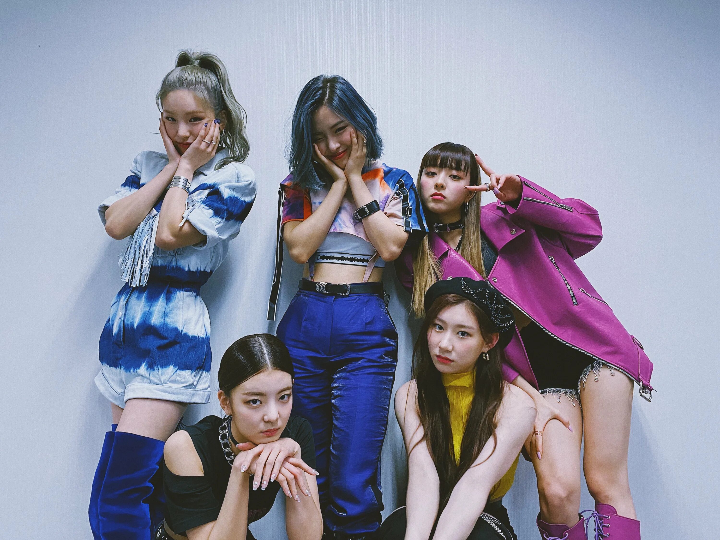 Itzy weapon. Itzy участницы loco. группа itzy. itzy kpop. itzy midzy.