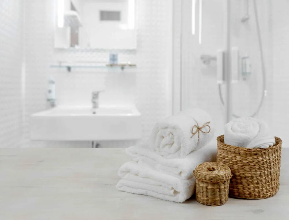 Полотенца в интерьере ванной комнаты. Белые полотенца в ванной. Белое полотенце в интерьере. Белые полотенца в интерьере ванной. Полотенце раковина