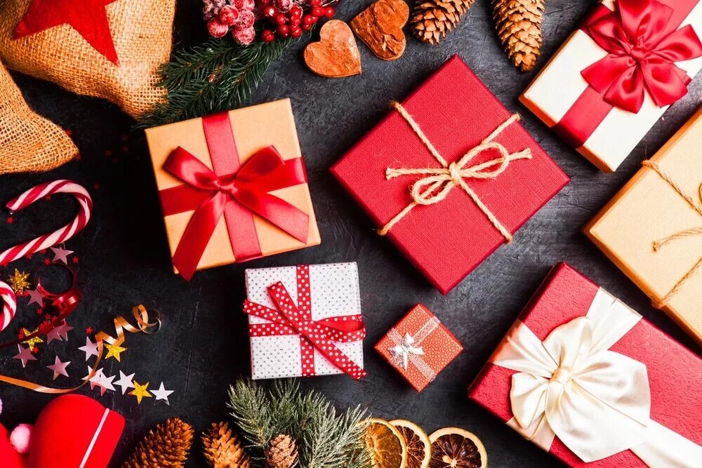 Подарки на новый год 2023. Новогодний подарок в руках. Новогодний сюрприз. Все подарки здесь креатив. Сувениры на новый год.