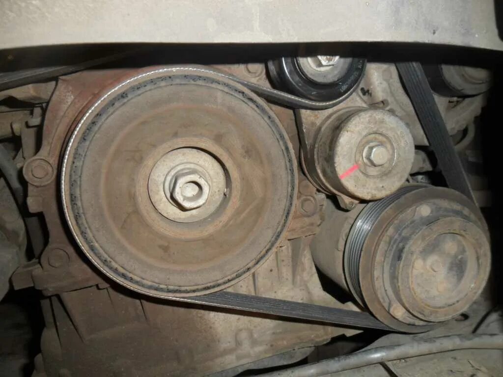 Замена ремня санта фе 2. Ремень генератора санта фе 2. Hyundai santa fe приводной ремень. Натяжной ролик ремня грм хендай санта фе дизель 2,2. 2.