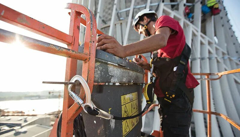 Работы на высоте плакаты. Нарушение на стройке. Нарушения при работе на высоте. Нарушения при работе на высоте. Нарушение техники безопасности на производстве.