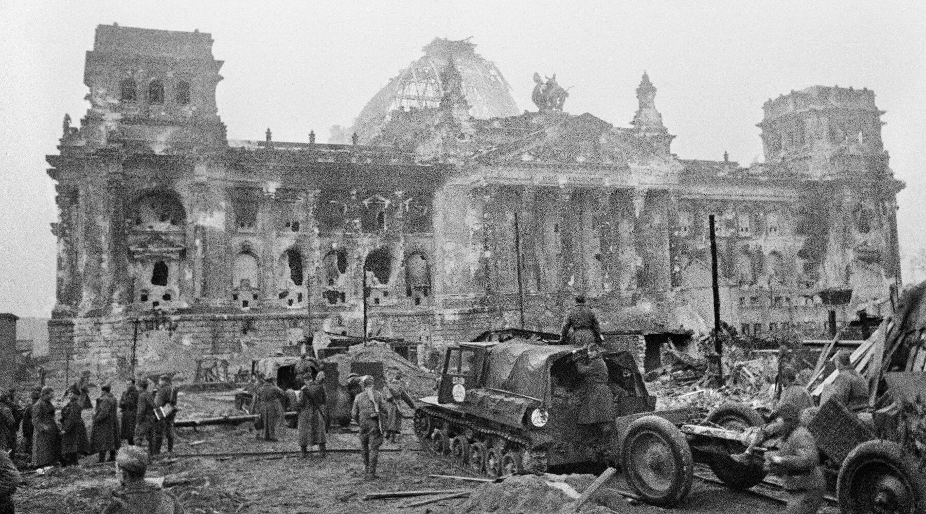 Штурм рейхстага 1945 знамя победы. Штурм рейхстага 1945 знамя победы. Под рейхстагом. Под рейхстагом. Знамя в берлине 1945.