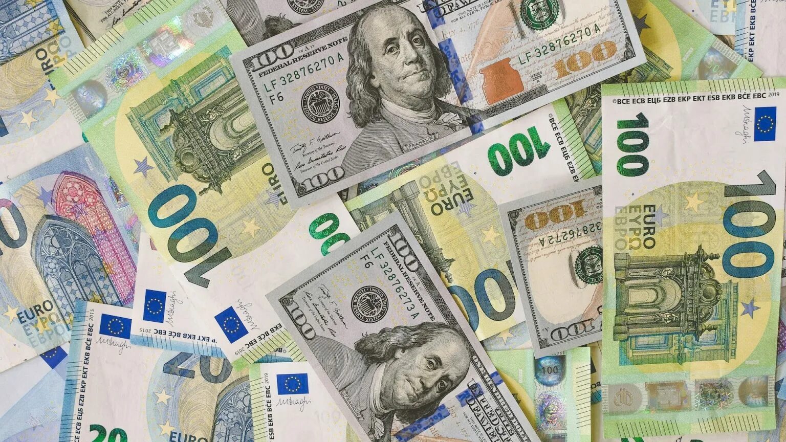 300 евро в долларах. Купюры евро и доллара. Доллар евро фунт. Доллар (валюта). Доллары и евро картинки.