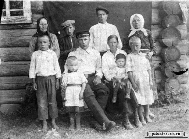 Деревенская семья. Многодетная Крестьянская семья. Довоенные семейные портреты. Семья в деревне старинные.
