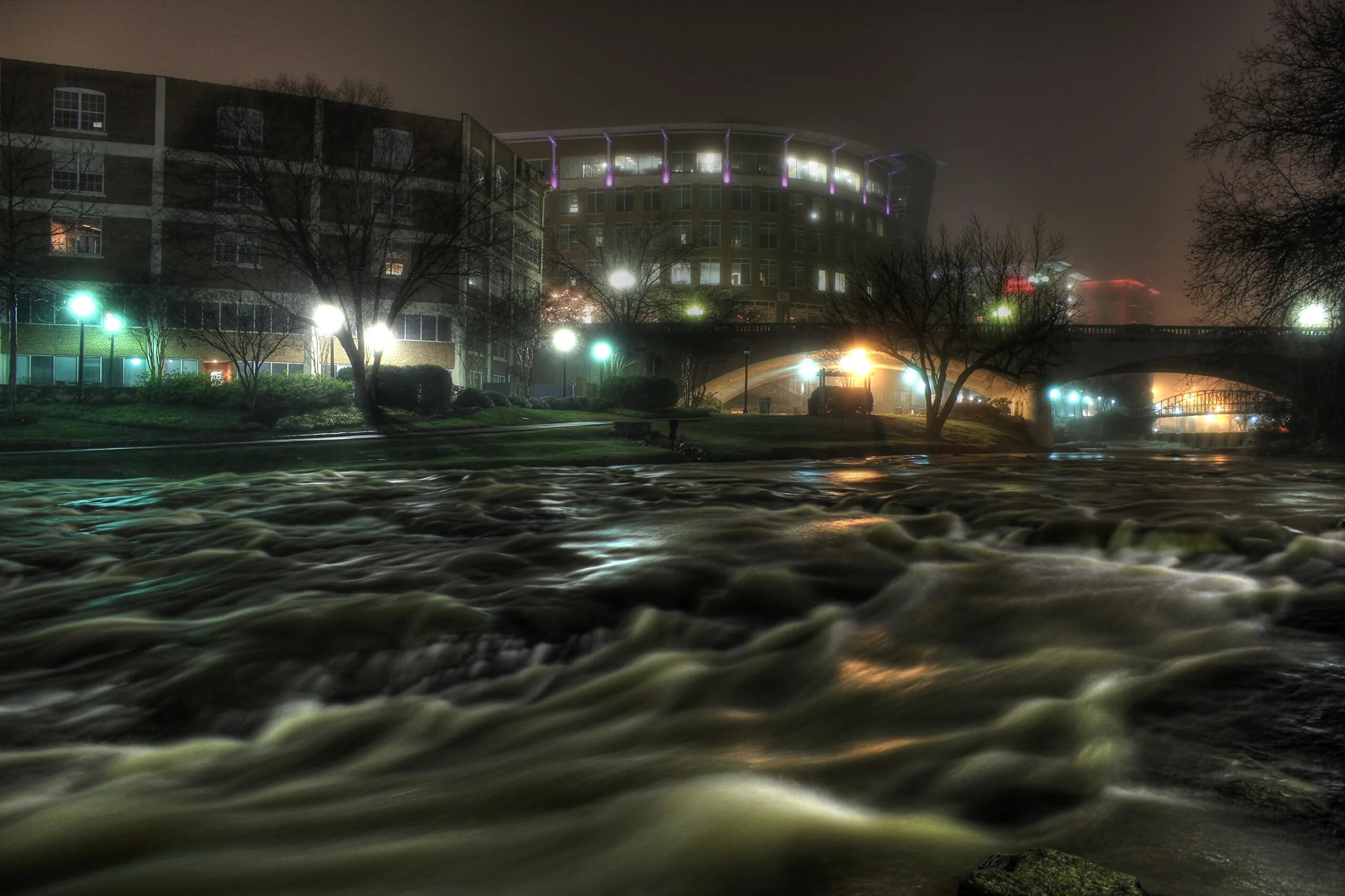 Ночь реки вышли. Город с рекой ночью. Вечер город и речка. Городская река. Город ночью с речкой.