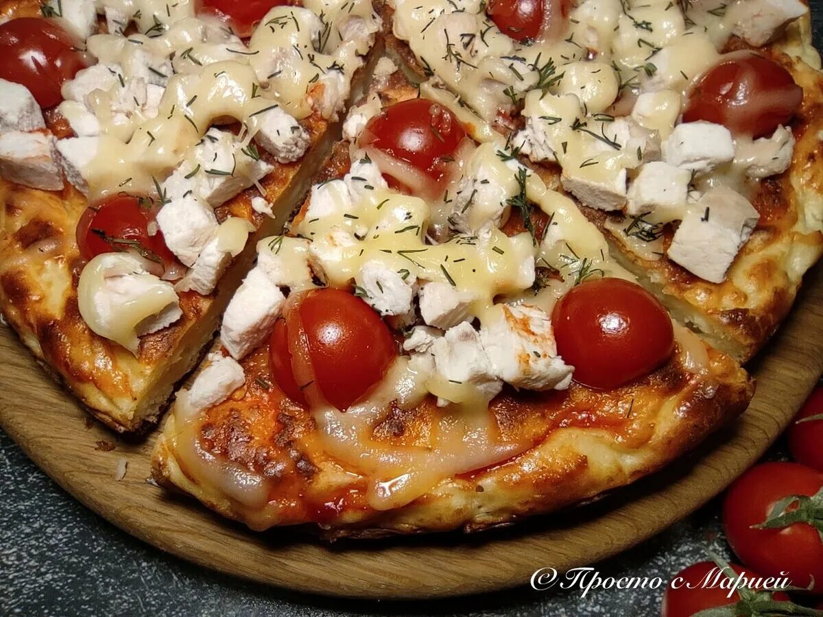 Рецепт творожной пиццы. Пицца с творожным сыром. Пицца с творогом и сыром. Творожно сырная пицца. Украшение пиццы творожным сыром.