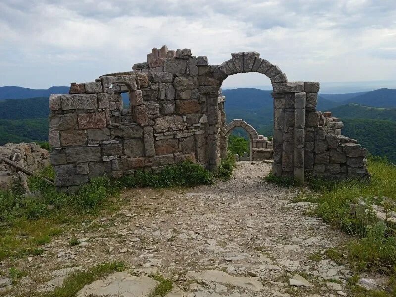 Экскурсия грозовые ворота. Экскурсия кабардинка грозовые ворота ворота. Экскурсия грозовые ворота. Грозовые ворота геленджик экскурсия. Экскурсия грозовые ворота.