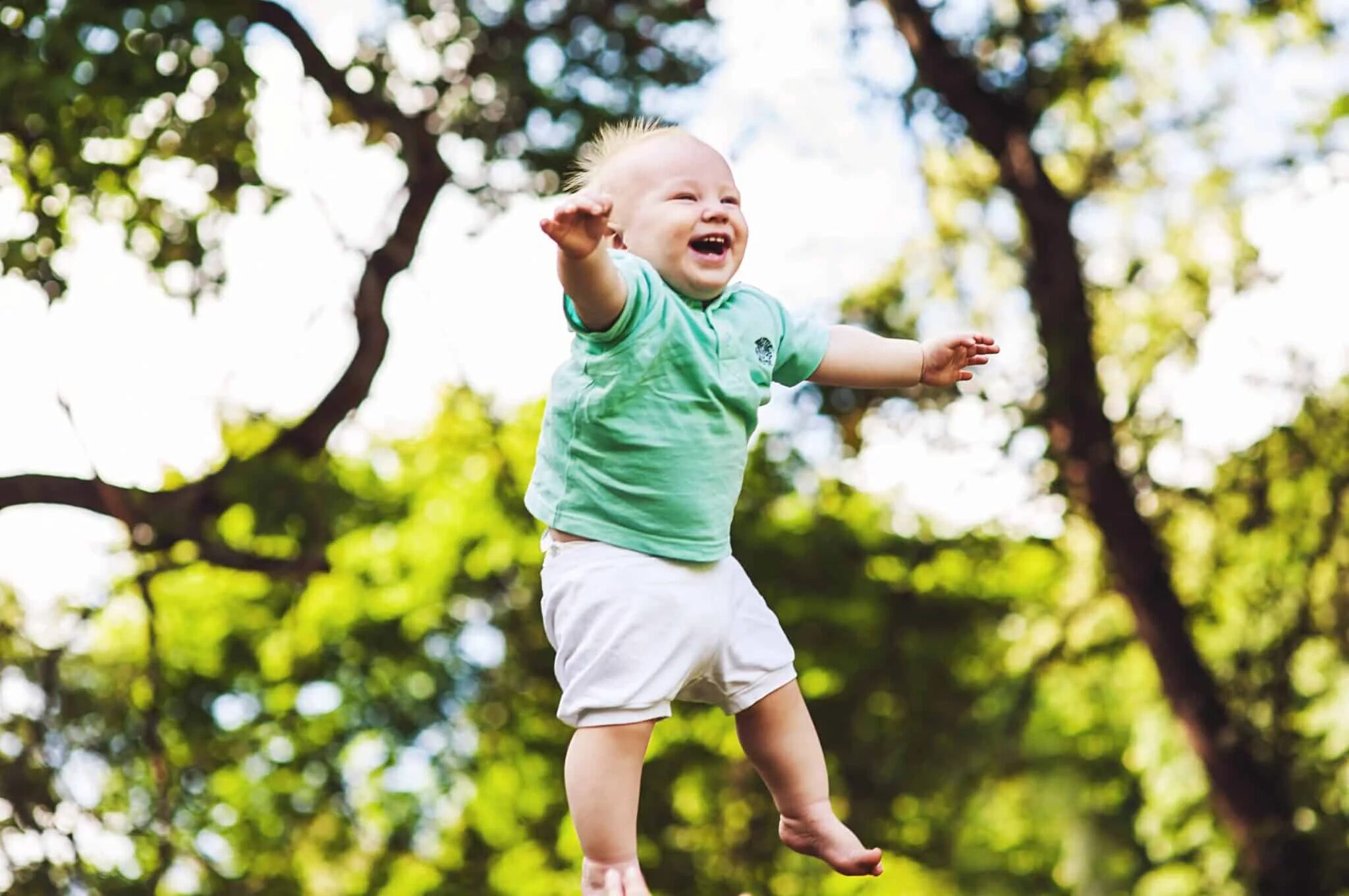 Natural babies. Счастливый ребенок. Радостные дети. Дети радуются. Счастливый маленький ребенок.