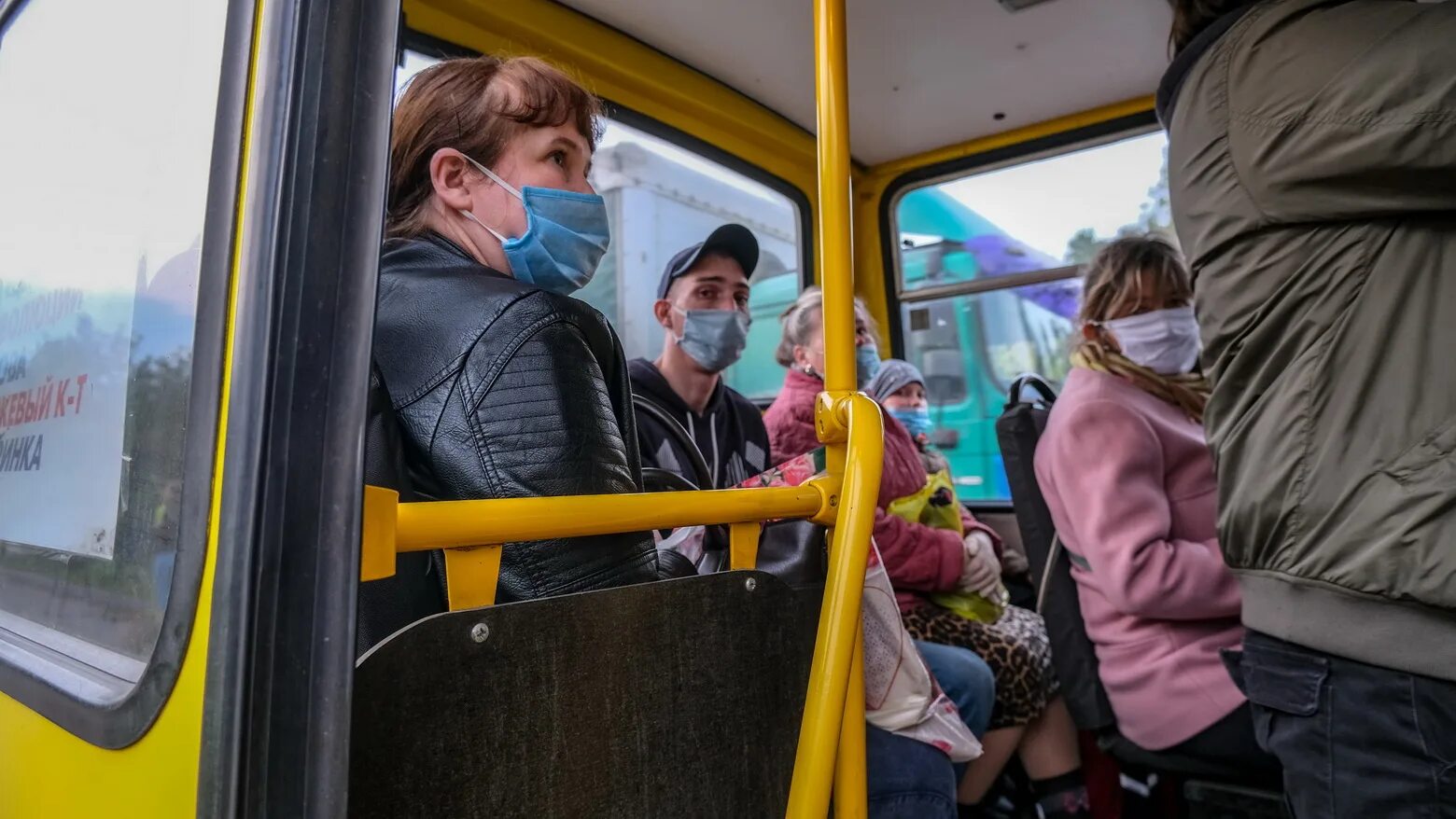 Пассажиры общественного транспорта. Пассажиры в масках в автобусе. Маски в общественном транспорте. Выгнали из автобуса. Маршрутка уехала не подкините маша полное видео