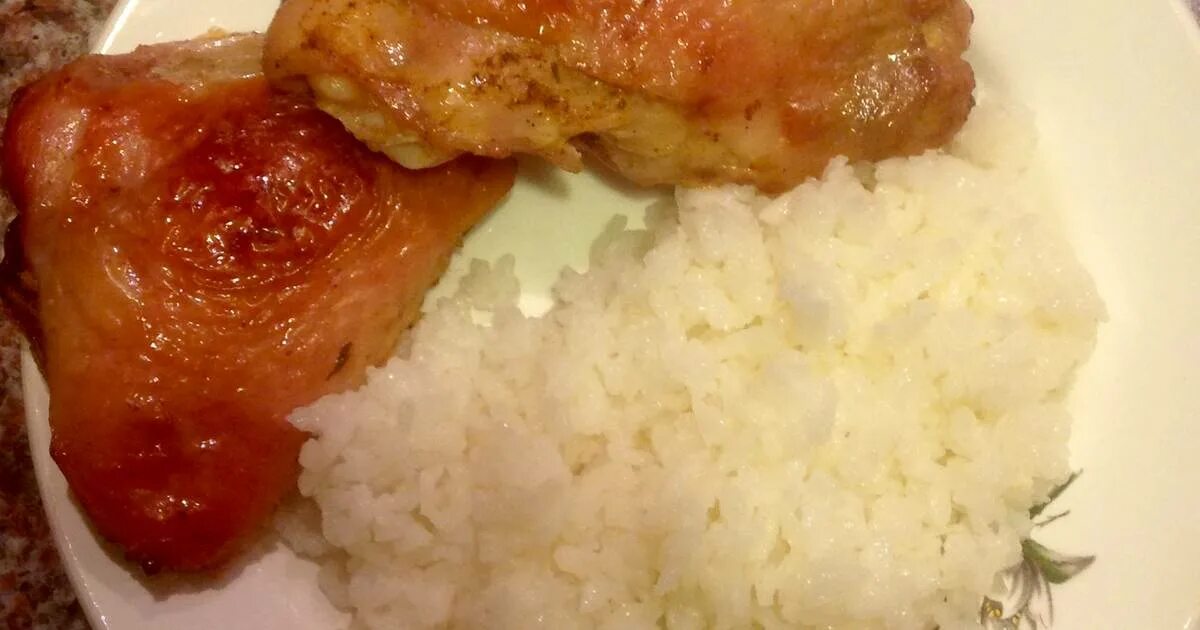 Куриные бедра с рисом. Курочка с рисом. Куриные бёдрышки с рисом в духовке. Рис с курицей в духовке.