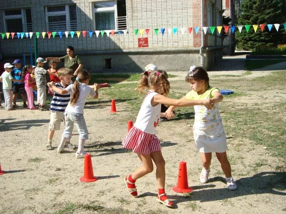 9 лет в садике. Физкультурные праздники в детском саду. Развлечения в детском саду. Спортивные развлечения в ДОУ. Эстафеты на улице летом в детском саду.