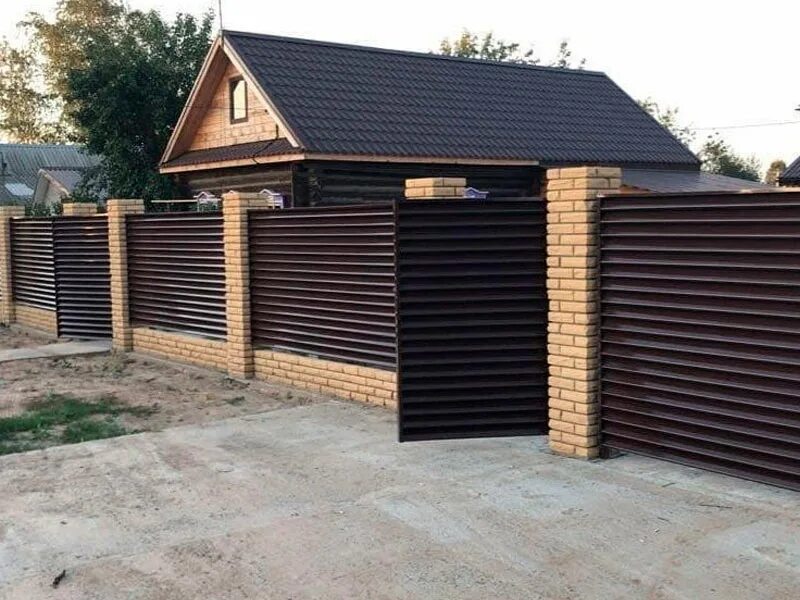 Забор жалюзи твинго. Заборы ставрополь. Забор для базы отдыха. Забор из профлиста с продувом. Жалюзийное ограждение.