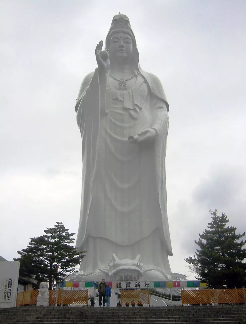 Самый большой памятник. Статуя Богини Каннон (Сэндай). Богини Каннон Сендай Япония. Статуя Бодхисаттвы Каннон. Статуя Будды в Японии 120 м.