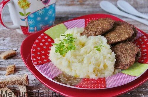 Пюре из печени кроссворд. Картофельное пюре оладьи из печени. оладьи в детском саду. гарнир к печеночным оладьям. пюре с печенкой как в детском саду.
