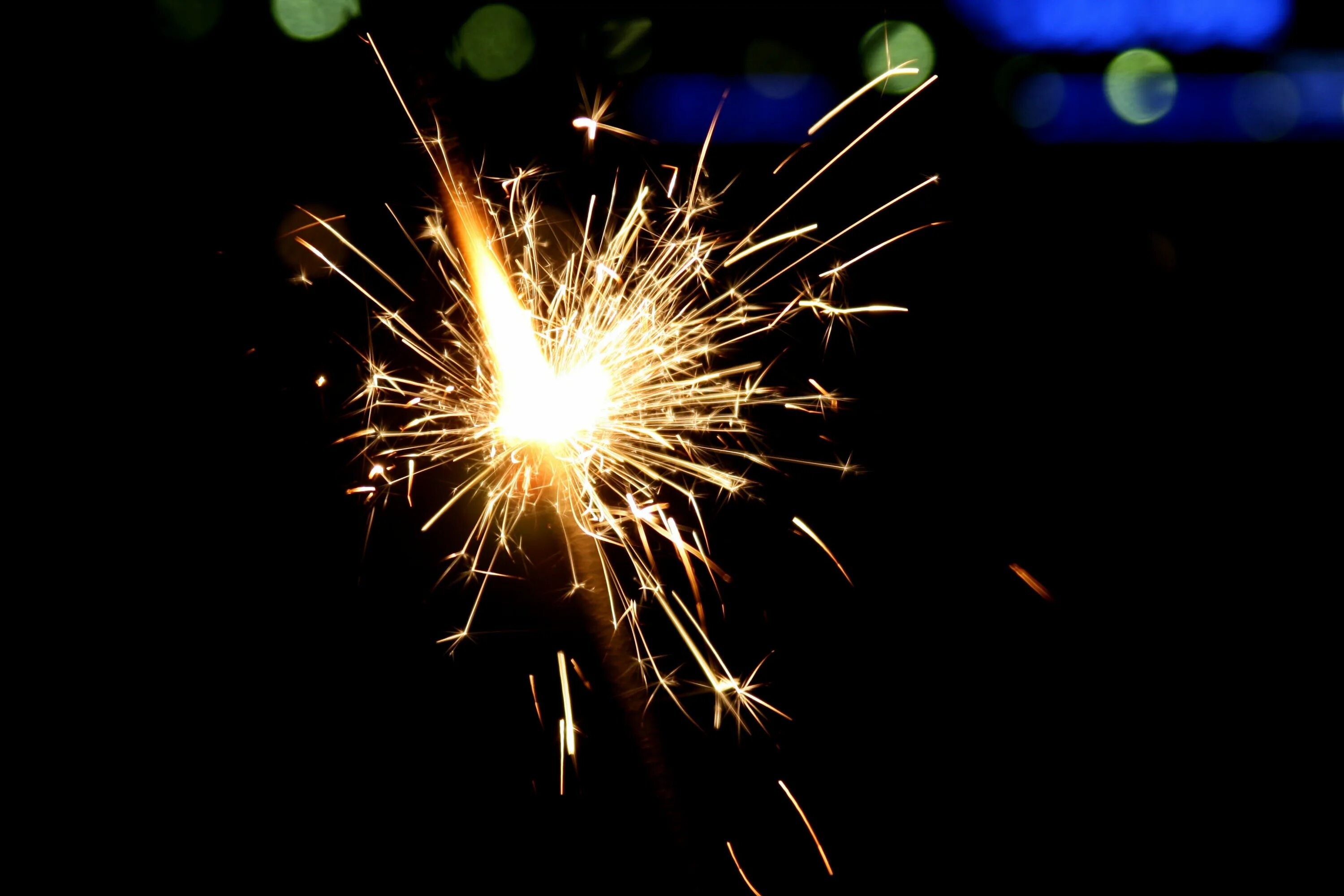 Бенгальские огни великий новгород. Бенгальские огни большие фото. Танец с бенгальскими огнями. Бенгальские огни тольятти. Бенгальские огни в комнате.