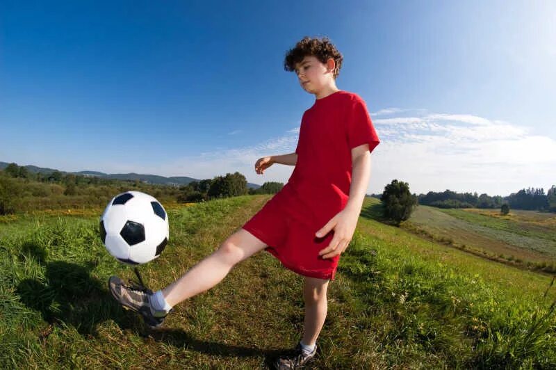 My brother plays football. Мальчик играет в футбол. Мальчишки играют в футбол на траве. Игра в футбол мальчишки в картинках. Картинка как мальчик играет в футбол.