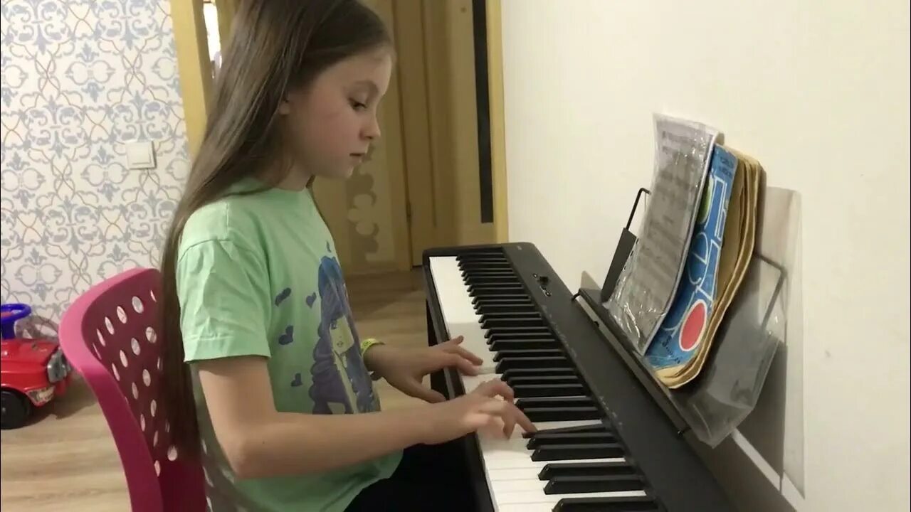 Играем в твистер. Сыграй листа. Аня играет. Аня ранетка 2005. Аня играет.