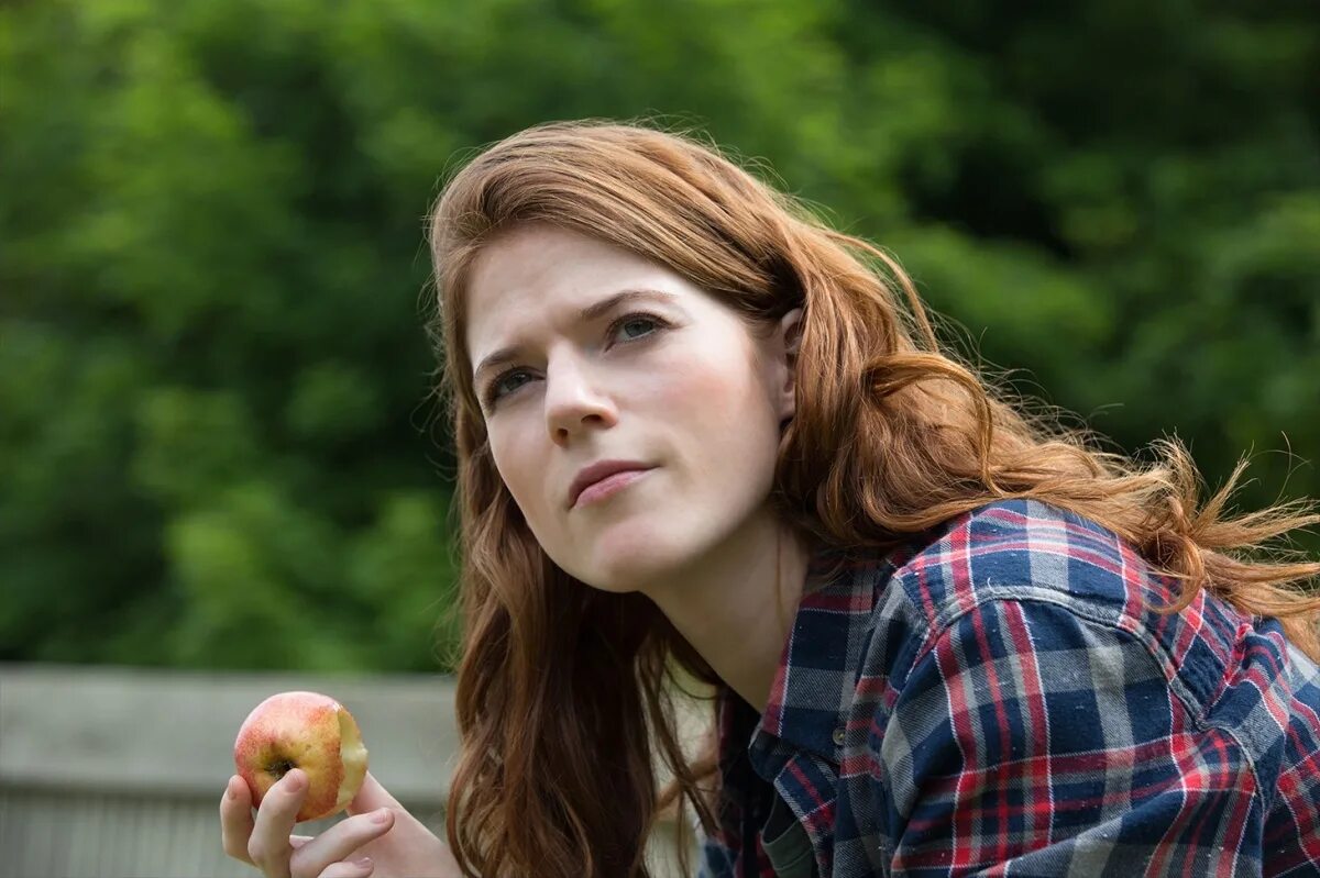 довольно хрупкая. девушка задумалась чёрно белая. хрупкость жизни цитаты. довольно хрупкая. лана паррия ноги.