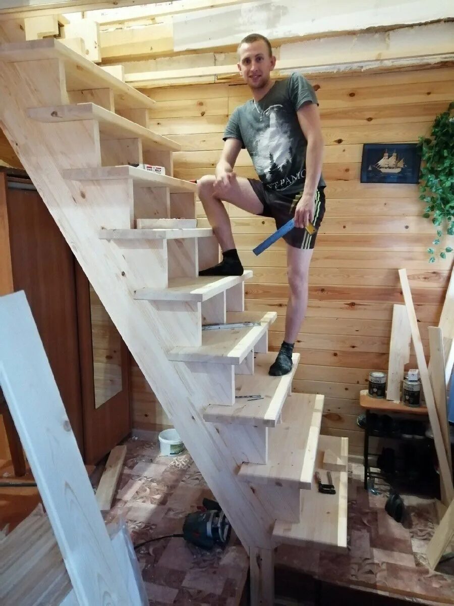 Подняться по деревянной лестнице. Крутая деревянная лестница. Лестница в дачном домике. Крутая лестница на даче. Самодельная деревянная лестница.