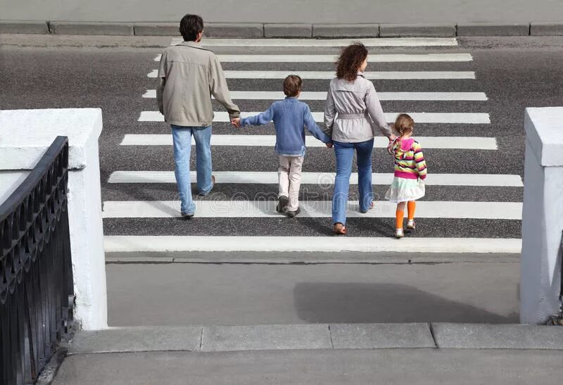 Слышать переходить. Родители и дети на дорогоге. Переход дороги. Родитель с ребенком через дорогу. Дети с родителями на дороге.