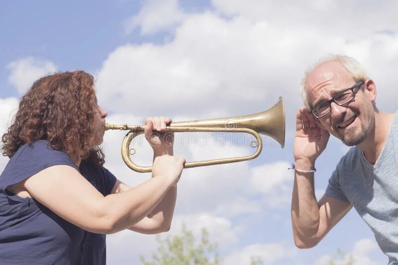Музыка играет труба. Играющий на трубе. Музыкант с трубой. Мужчина играющий на трубе.