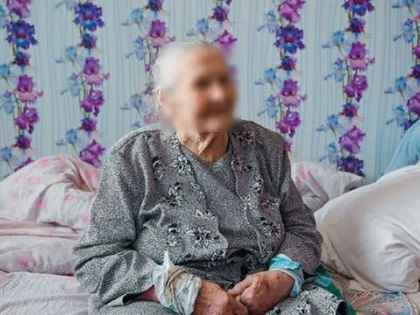 Бабушка жизненное. Бабка в квартире. Бабушка живет в москве. Бабушка живет в москве. Бабушка 95 лет.