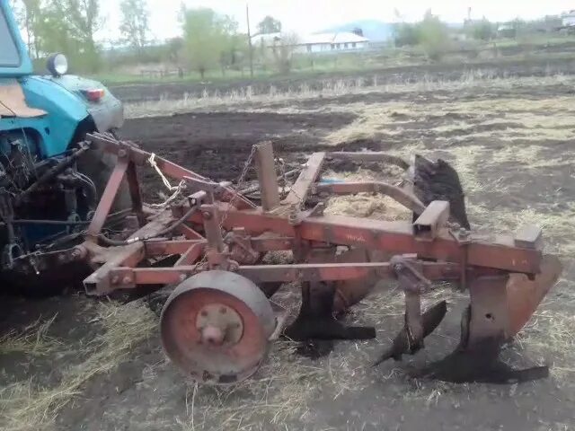 Как отрегулировать плуг на мтз. Мтз 82 плуг с активной бороной. плуг с бороной для мтз 82. мтз 82 плуг автоилон. регулировка плуга на мтз 82.