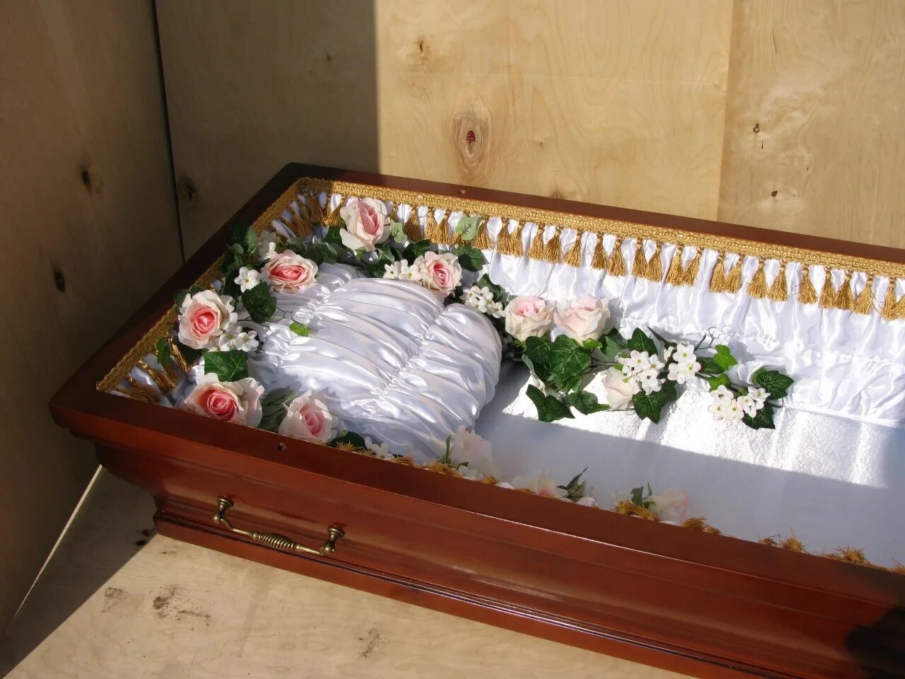 Понять похоронить. Открытые гробы с покойниками. Покойник в цинковом гробу.
