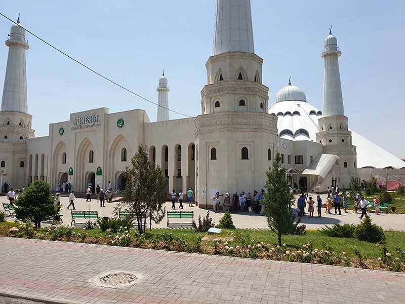 Белая мечеть шымкент нурсат. Мечеть шымкент. Чимкент мечеть казахстан. Центральная мечеть (шымкент) достопримечательность. Центральная мечеть в шымкенте.